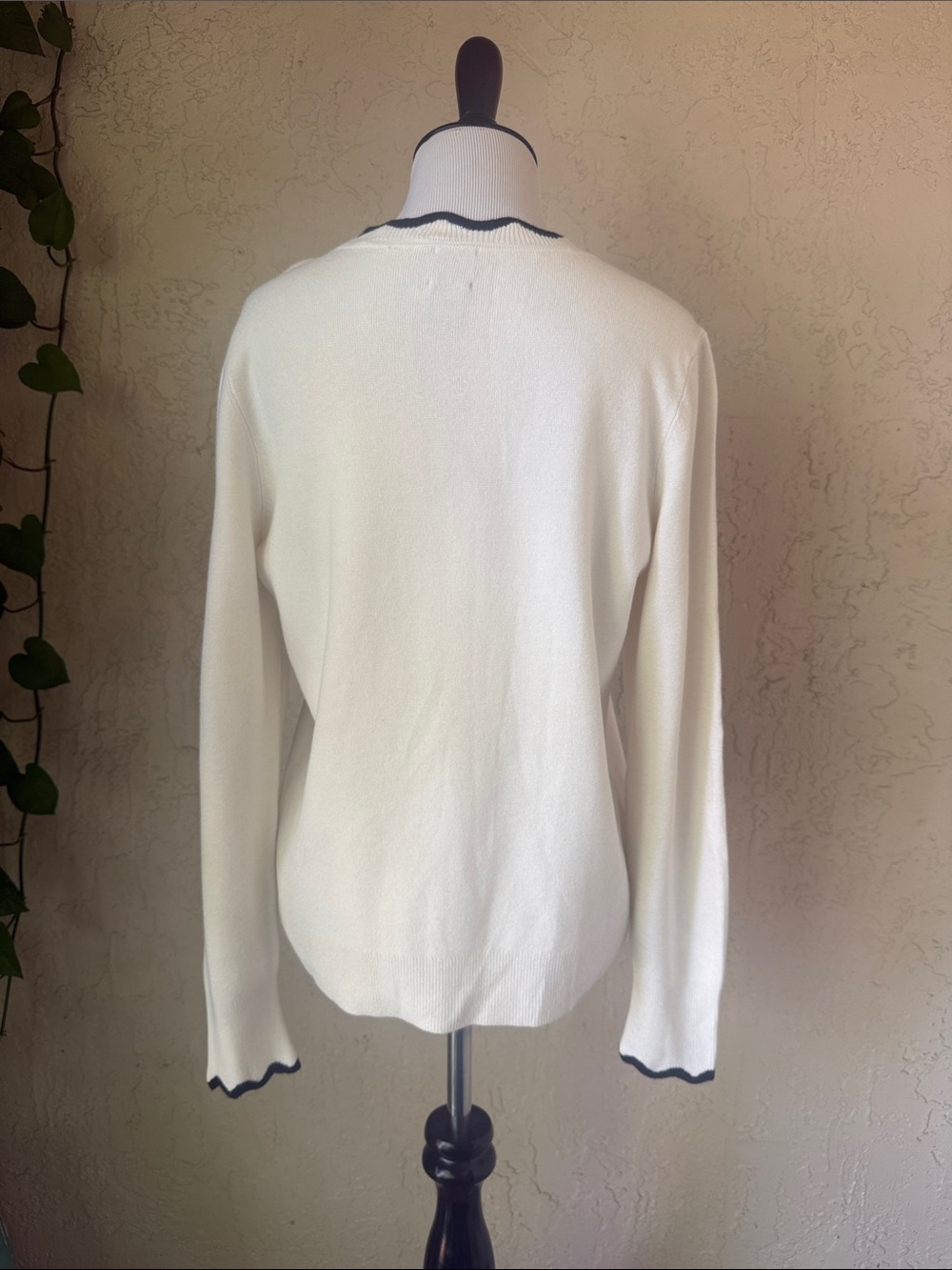 H&M White Sweater with Black Scalloped Trim - Picture 4 of 9
